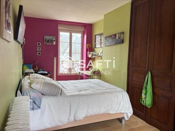 Une maison aux volumes généreux et au potentiel rare, idéale pour allier vie de famille et projets sur mesure.