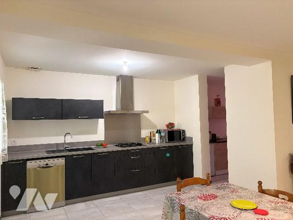 Pavillon de plain-pied avec garage et jardin clos , à 10 minutes  de l'échangeur d'autoroute  !