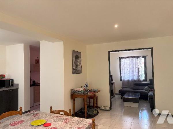 Pavillon de plain-pied avec garage et jardin clos , à 10 minutes  de l'échangeur d'autoroute  !