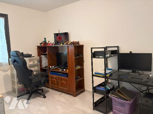 Pavillon de plain-pied avec garage et jardin clos , à 10 minutes  de l'échangeur d'autoroute  !