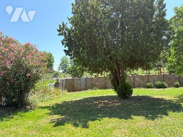 Pavillon de plain-pied avec garage et jardin clos , à 10 minutes  de l'échangeur d'autoroute  !