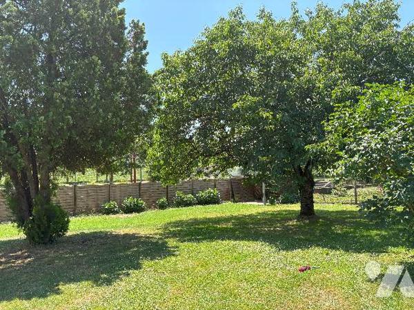 Pavillon de plain-pied avec garage et jardin clos , à 10 minutes  de l'échangeur d'autoroute  !