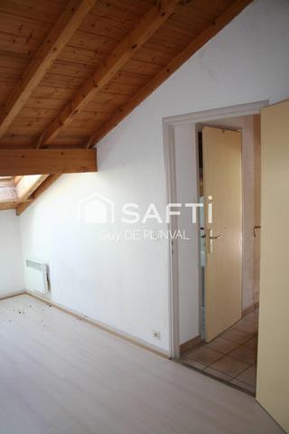 T2 traversant sous combles avec mezzanine – Centre village, proche frontière
