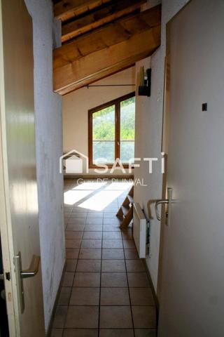 T2 traversant sous combles avec mezzanine – Centre village, proche frontière