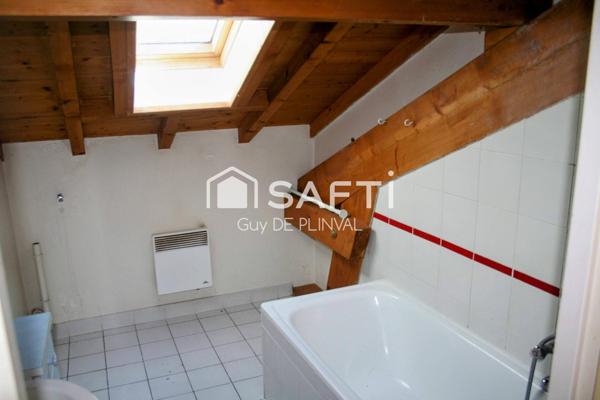 T2 traversant sous combles avec mezzanine – Centre village, proche frontière