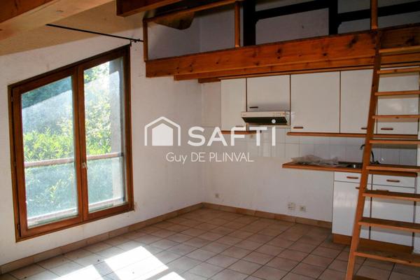 T2 traversant sous combles avec mezzanine – Centre village, proche frontière