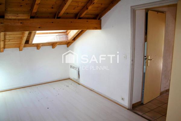 T2 traversant sous combles avec mezzanine – Centre village, proche frontière