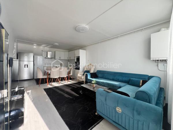 A Provins même, je vous invite à visiter cet appartement T3 de 82m2environ (carrez), situé en rez-de-chaussée, à seulement 2 min à pied de la gare sncf/bus (1h10 - Paris Est / MLV). 
Appartement composé d'une entrée sur grand séjour lumineux avec cuisine ouverte équipée et aménagée (installation 2025), 2 placards intégrés au couloir, celui-ci
desservant 2 grandes chambres (20 et 21m2 environ), une salle de bains et wc (séparé).
Une place de parking privatif complète ce bien.
Les + de ce bien :
- Sa localisation+++ (gare, commerce, centre ville)
- Chauffage : gaz de ville / individuelle++
- Menuiserie/huisserie : bois/DV
 Appartement bénéficiant de nombreux travaux de rénovations récents ( sol/mur/cuisine avec équipements)

Idéal 1ère acquisition.

À visiter au plus vite..