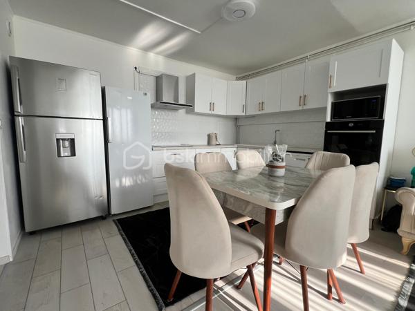 A Provins même, je vous invite à visiter cet appartement T3 de 82m2environ (carrez), situé en rez-de-chaussée, à seulement 2 min à pied de la gare sncf/bus (1h10 - Paris Est / MLV). 
Appartement composé d'une entrée sur grand séjour lumineux avec cuisine ouverte équipée et aménagée (installation 2025), 2 placards intégrés au couloir, celui-ci
desservant 2 grandes chambres (20 et 21m2 environ), une salle de bains et wc (séparé).
Une place de parking privatif complète ce bien.
Les + de ce bien :
- Sa localisation+++ (gare, commerce, centre ville)
- Chauffage : gaz de ville / individuelle++
- Menuiserie/huisserie : bois/DV
 Appartement bénéficiant de nombreux travaux de rénovations récents ( sol/mur/cuisine avec équipements)

Idéal 1ère acquisition.

À visiter au plus vite..