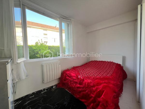 A Provins même, je vous invite à visiter cet appartement T3 de 82m2environ (carrez), situé en rez-de-chaussée, à seulement 2 min à pied de la gare sncf/bus (1h10 - Paris Est / MLV). 
Appartement composé d'une entrée sur grand séjour lumineux avec cuisine ouverte équipée et aménagée (installation 2025), 2 placards intégrés au couloir, celui-ci
desservant 2 grandes chambres (20 et 21m2 environ), une salle de bains et wc (séparé).
Une place de parking privatif complète ce bien.
Les + de ce bien :
- Sa localisation+++ (gare, commerce, centre ville)
- Chauffage : gaz de ville / individuelle++
- Menuiserie/huisserie : bois/DV
 Appartement bénéficiant de nombreux travaux de rénovations récents ( sol/mur/cuisine avec équipements)

Idéal 1ère acquisition.

À visiter au plus vite..