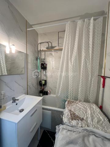 A Provins même, je vous invite à visiter cet appartement T3 de 82m2environ (carrez), situé en rez-de-chaussée, à seulement 2 min à pied de la gare sncf/bus (1h10 - Paris Est / MLV). 
Appartement composé d'une entrée sur grand séjour lumineux avec cuisine ouverte équipée et aménagée (installation 2025), 2 placards intégrés au couloir, celui-ci
desservant 2 grandes chambres (20 et 21m2 environ), une salle de bains et wc (séparé).
Une place de parking privatif complète ce bien.
Les + de ce bien :
- Sa localisation+++ (gare, commerce, centre ville)
- Chauffage : gaz de ville / individuelle++
- Menuiserie/huisserie : bois/DV
 Appartement bénéficiant de nombreux travaux de rénovations récents ( sol/mur/cuisine avec équipements)

Idéal 1ère acquisition.

À visiter au plus vite..