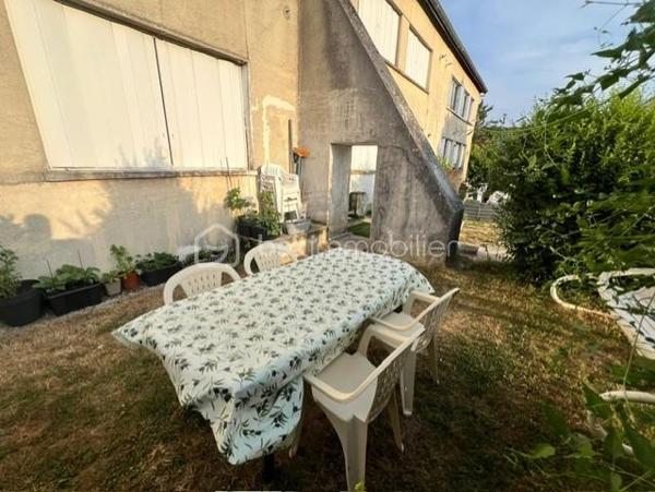 A Provins même, je vous invite à visiter cet appartement T3 de 82m2environ (carrez), situé en rez-de-chaussée, à seulement 2 min à pied de la gare sncf/bus (1h10 - Paris Est / MLV). 
Appartement composé d'une entrée sur grand séjour lumineux avec cuisine ouverte équipée et aménagée (installation 2025), 2 placards intégrés au couloir, celui-ci
desservant 2 grandes chambres (20 et 21m2 environ), une salle de bains et wc (séparé).
Une place de parking privatif complète ce bien.
Les + de ce bien :
- Sa localisation+++ (gare, commerce, centre ville)
- Chauffage : gaz de ville / individuelle++
- Menuiserie/huisserie : bois/DV
 Appartement bénéficiant de nombreux travaux de rénovations récents ( sol/mur/cuisine avec équipements)

Idéal 1ère acquisition.

À visiter au plus vite..
