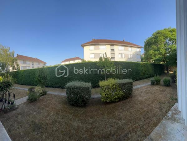 A Provins même, je vous invite à visiter cet appartement T3 de 82m2environ (carrez), situé en rez-de-chaussée, à seulement 2 min à pied de la gare sncf/bus (1h10 - Paris Est / MLV). 
Appartement composé d'une entrée sur grand séjour lumineux avec cuisine ouverte équipée et aménagée (installation 2025), 2 placards intégrés au couloir, celui-ci
desservant 2 grandes chambres (20 et 21m2 environ), une salle de bains et wc (séparé).
Une place de parking privatif complète ce bien.
Les + de ce bien :
- Sa localisation+++ (gare, commerce, centre ville)
- Chauffage : gaz de ville / individuelle++
- Menuiserie/huisserie : bois/DV
 Appartement bénéficiant de nombreux travaux de rénovations récents ( sol/mur/cuisine avec équipements)

Idéal 1ère acquisition.

À visiter au plus vite..