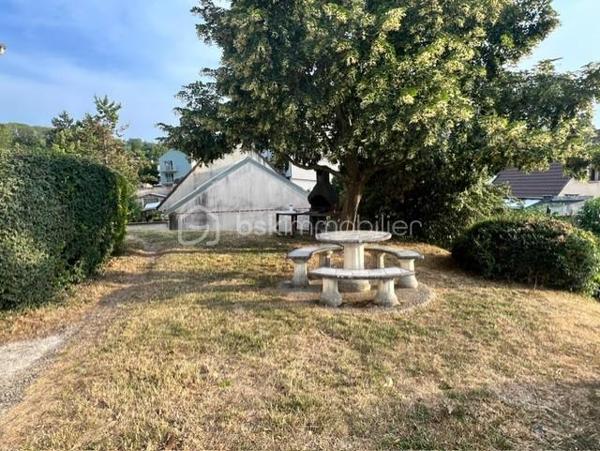 A Provins même, je vous invite à visiter cet appartement T3 de 82m2environ (carrez), situé en rez-de-chaussée, à seulement 2 min à pied de la gare sncf/bus (1h10 - Paris Est / MLV). 
Appartement composé d'une entrée sur grand séjour lumineux avec cuisine ouverte équipée et aménagée (installation 2025), 2 placards intégrés au couloir, celui-ci
desservant 2 grandes chambres (20 et 21m2 environ), une salle de bains et wc (séparé).
Une place de parking privatif complète ce bien.
Les + de ce bien :
- Sa localisation+++ (gare, commerce, centre ville)
- Chauffage : gaz de ville / individuelle++
- Menuiserie/huisserie : bois/DV
 Appartement bénéficiant de nombreux travaux de rénovations récents ( sol/mur/cuisine avec équipements)

Idéal 1ère acquisition.

À visiter au plus vite..