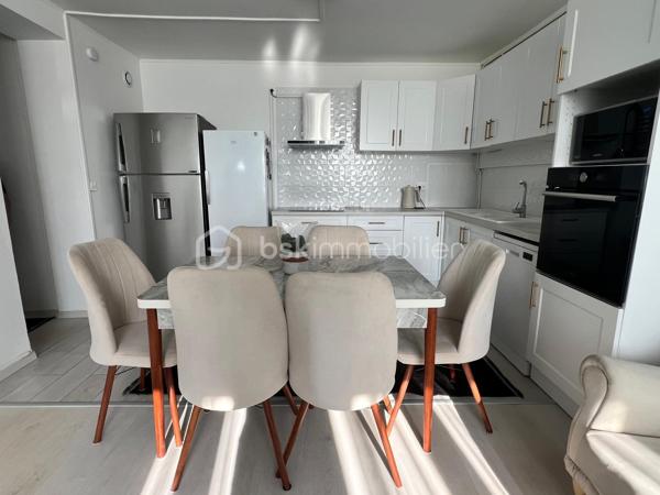 A Provins même, je vous invite à visiter cet appartement T3 de 82m2environ (carrez), situé en rez-de-chaussée, à seulement 2 min à pied de la gare sncf/bus (1h10 - Paris Est / MLV). 
Appartement composé d'une entrée sur grand séjour lumineux avec cuisine ouverte équipée et aménagée (installation 2025), 2 placards intégrés au couloir, celui-ci
desservant 2 grandes chambres (20 et 21m2 environ), une salle de bains et wc (séparé).
Une place de parking privatif complète ce bien.
Les + de ce bien :
- Sa localisation+++ (gare, commerce, centre ville)
- Chauffage : gaz de ville / individuelle++
- Menuiserie/huisserie : bois/DV
 Appartement bénéficiant de nombreux travaux de rénovations récents ( sol/mur/cuisine avec équipements)

Idéal 1ère acquisition.

À visiter au plus vite..
