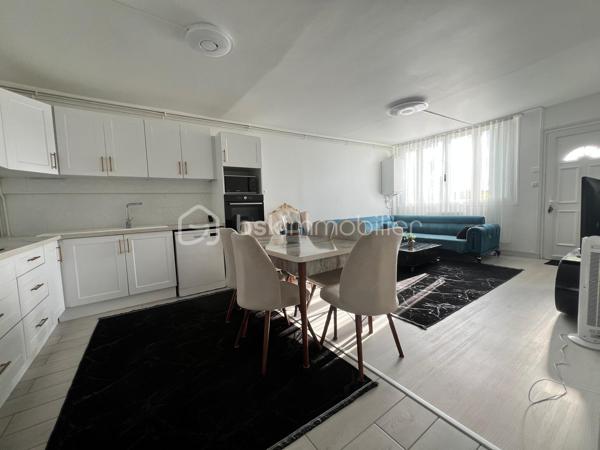 A Provins même, je vous invite à visiter cet appartement T3 de 82m2environ (carrez), situé en rez-de-chaussée, à seulement 2 min à pied de la gare sncf/bus (1h10 - Paris Est / MLV). 
Appartement composé d'une entrée sur grand séjour lumineux avec cuisine ouverte équipée et aménagée (installation 2025), 2 placards intégrés au couloir, celui-ci
desservant 2 grandes chambres (20 et 21m2 environ), une salle de bains et wc (séparé).
Une place de parking privatif complète ce bien.
Les + de ce bien :
- Sa localisation+++ (gare, commerce, centre ville)
- Chauffage : gaz de ville / individuelle++
- Menuiserie/huisserie : bois/DV
 Appartement bénéficiant de nombreux travaux de rénovations récents ( sol/mur/cuisine avec équipements)

Idéal 1ère acquisition.

À visiter au plus vite..