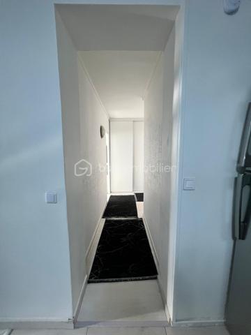 A Provins même, je vous invite à visiter cet appartement T3 de 82m2environ (carrez), situé en rez-de-chaussée, à seulement 2 min à pied de la gare sncf/bus (1h10 - Paris Est / MLV). 
Appartement composé d'une entrée sur grand séjour lumineux avec cuisine ouverte équipée et aménagée (installation 2025), 2 placards intégrés au couloir, celui-ci
desservant 2 grandes chambres (20 et 21m2 environ), une salle de bains et wc (séparé).
Une place de parking privatif complète ce bien.
Les + de ce bien :
- Sa localisation+++ (gare, commerce, centre ville)
- Chauffage : gaz de ville / individuelle++
- Menuiserie/huisserie : bois/DV
 Appartement bénéficiant de nombreux travaux de rénovations récents ( sol/mur/cuisine avec équipements)

Idéal 1ère acquisition.

À visiter au plus vite..
