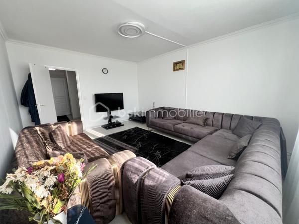A Provins même, je vous invite à visiter cet appartement T3 de 82m2environ (carrez), situé en rez-de-chaussée, à seulement 2 min à pied de la gare sncf/bus (1h10 - Paris Est / MLV). 
Appartement composé d'une entrée sur grand séjour lumineux avec cuisine ouverte équipée et aménagée (installation 2025), 2 placards intégrés au couloir, celui-ci
desservant 2 grandes chambres (20 et 21m2 environ), une salle de bains et wc (séparé).
Une place de parking privatif complète ce bien.
Les + de ce bien :
- Sa localisation+++ (gare, commerce, centre ville)
- Chauffage : gaz de ville / individuelle++
- Menuiserie/huisserie : bois/DV
 Appartement bénéficiant de nombreux travaux de rénovations récents ( sol/mur/cuisine avec équipements)

Idéal 1ère acquisition.

À visiter au plus vite..