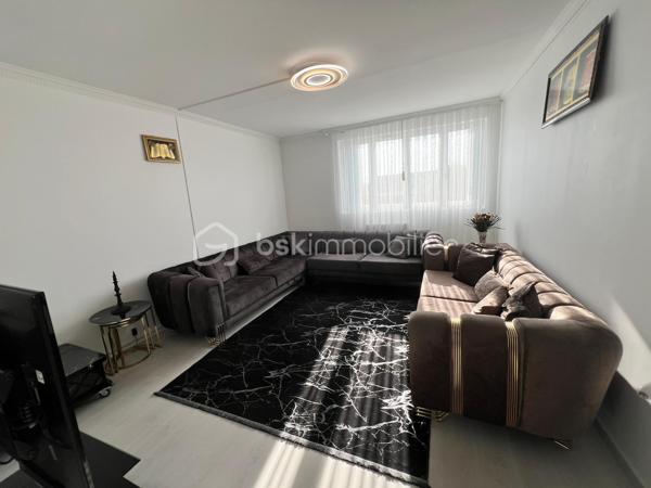 A Provins même, je vous invite à visiter cet appartement T3 de 82m2environ (carrez), situé en rez-de-chaussée, à seulement 2 min à pied de la gare sncf/bus (1h10 - Paris Est / MLV). 
Appartement composé d'une entrée sur grand séjour lumineux avec cuisine ouverte équipée et aménagée (installation 2025), 2 placards intégrés au couloir, celui-ci
desservant 2 grandes chambres (20 et 21m2 environ), une salle de bains et wc (séparé).
Une place de parking privatif complète ce bien.
Les + de ce bien :
- Sa localisation+++ (gare, commerce, centre ville)
- Chauffage : gaz de ville / individuelle++
- Menuiserie/huisserie : bois/DV
 Appartement bénéficiant de nombreux travaux de rénovations récents ( sol/mur/cuisine avec équipements)

Idéal 1ère acquisition.

À visiter au plus vite..
