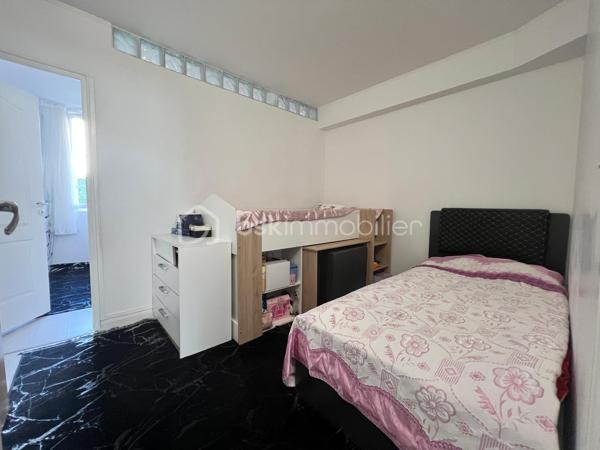 A Provins même, je vous invite à visiter cet appartement T3 de 82m2environ (carrez), situé en rez-de-chaussée, à seulement 2 min à pied de la gare sncf/bus (1h10 - Paris Est / MLV). 
Appartement composé d'une entrée sur grand séjour lumineux avec cuisine ouverte équipée et aménagée (installation 2025), 2 placards intégrés au couloir, celui-ci
desservant 2 grandes chambres (20 et 21m2 environ), une salle de bains et wc (séparé).
Une place de parking privatif complète ce bien.
Les + de ce bien :
- Sa localisation+++ (gare, commerce, centre ville)
- Chauffage : gaz de ville / individuelle++
- Menuiserie/huisserie : bois/DV
 Appartement bénéficiant de nombreux travaux de rénovations récents ( sol/mur/cuisine avec équipements)

Idéal 1ère acquisition.

À visiter au plus vite..