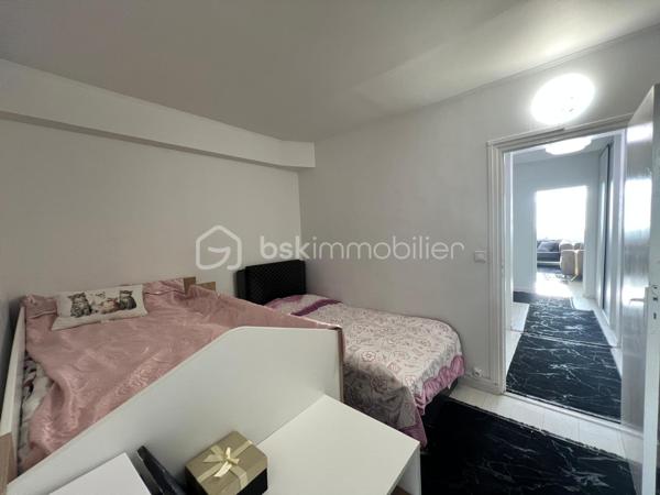 A Provins même, je vous invite à visiter cet appartement T3 de 82m2environ (carrez), situé en rez-de-chaussée, à seulement 2 min à pied de la gare sncf/bus (1h10 - Paris Est / MLV). 
Appartement composé d'une entrée sur grand séjour lumineux avec cuisine ouverte équipée et aménagée (installation 2025), 2 placards intégrés au couloir, celui-ci
desservant 2 grandes chambres (20 et 21m2 environ), une salle de bains et wc (séparé).
Une place de parking privatif complète ce bien.
Les + de ce bien :
- Sa localisation+++ (gare, commerce, centre ville)
- Chauffage : gaz de ville / individuelle++
- Menuiserie/huisserie : bois/DV
 Appartement bénéficiant de nombreux travaux de rénovations récents ( sol/mur/cuisine avec équipements)

Idéal 1ère acquisition.

À visiter au plus vite..