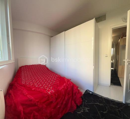 A Provins même, je vous invite à visiter cet appartement T3 de 82m2environ (carrez), situé en rez-de-chaussée, à seulement 2 min à pied de la gare sncf/bus (1h10 - Paris Est / MLV). 
Appartement composé d'une entrée sur grand séjour lumineux avec cuisine ouverte équipée et aménagée (installation 2025), 2 placards intégrés au couloir, celui-ci
desservant 2 grandes chambres (20 et 21m2 environ), une salle de bains et wc (séparé).
Une place de parking privatif complète ce bien.
Les + de ce bien :
- Sa localisation+++ (gare, commerce, centre ville)
- Chauffage : gaz de ville / individuelle++
- Menuiserie/huisserie : bois/DV
 Appartement bénéficiant de nombreux travaux de rénovations récents ( sol/mur/cuisine avec équipements)

Idéal 1ère acquisition.

À visiter au plus vite..