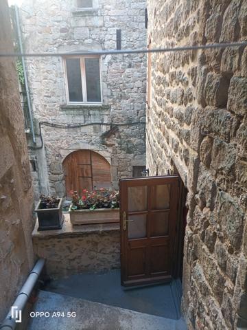 À vendre - Maison mitoyenne 1 côté, 4 pièces située à Largentière (07110)