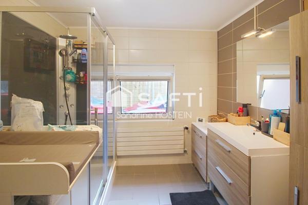 Maison libre 3 côtés avec terrasse, jardin et grand garage!