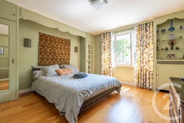 Maison à vendre  6 pièces - 142,15 m 2   LA VARENNE ST HILAIRE  - 94