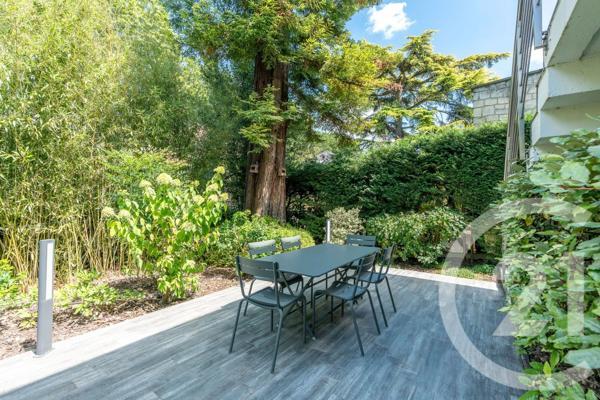 Maison à vendre  6 pièces - 142,15 m 2   LA VARENNE ST HILAIRE  - 94