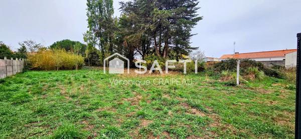 TERRAIN CONSTRUCTIBLE – 704 m² – À 5 MINUTES DE BRÉTIGNOLLES-SUR-MER ET SAINT-GILLES-CROIX-DE-VIE