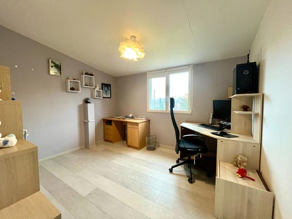 Maison
                                                                                                                                                                                                                                                                                                                        6 pièce(s)                                                                                                                                                                                                          4 chambre(s)                                                                                                                                                                                                          115  m²