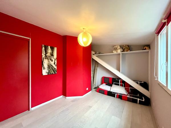 Maison
                                                                                                                                                                                                                                                                                                                        6 pièce(s)                                                                                                                                                                                                          4 chambre(s)                                                                                                                                                                                                          115  m²