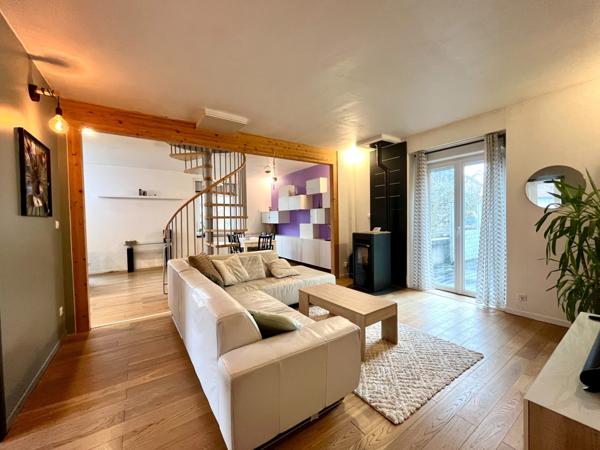 Maison
                                                                                                                                                                                                                                                                                                                        6 pièce(s)                                                                                                                                                                                                          4 chambre(s)                                                                                                                                                                                                          115  m²