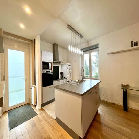 Maison
                                                                                                                                                                                                                                                                                                                        6 pièce(s)                                                                                                                                                                                                          4 chambre(s)                                                                                                                                                                                                          115  m²