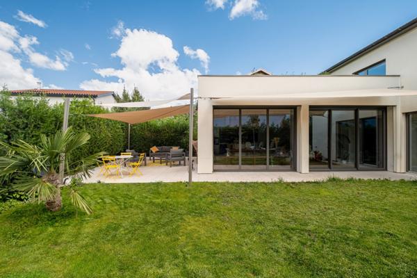 Maison contemporaine avec jardin paysagé aux Essarts