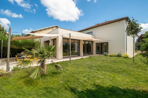 Maison contemporaine avec jardin paysagé aux Essarts