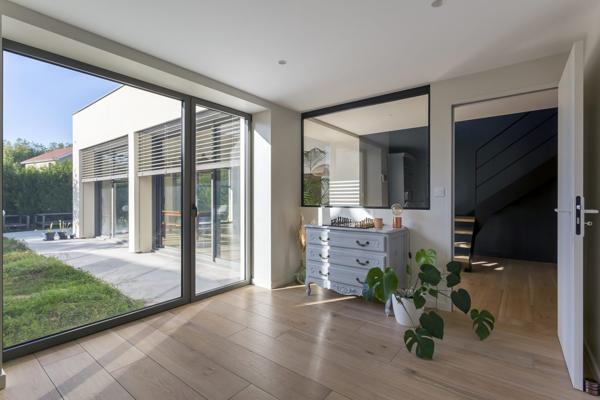 Maison contemporaine avec jardin paysagé aux Essarts