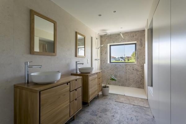 Maison contemporaine avec jardin paysagé aux Essarts