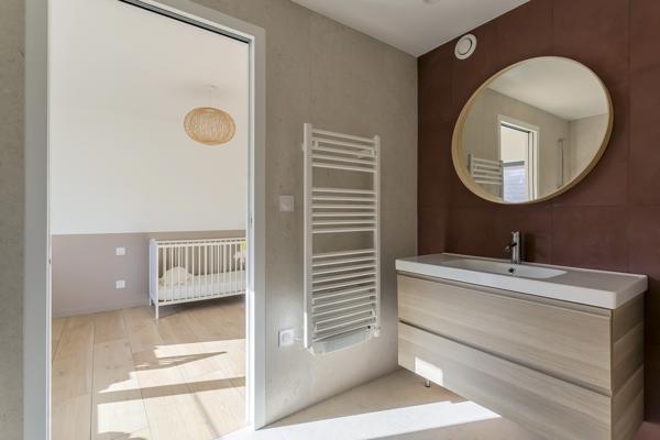 Maison contemporaine avec jardin paysagé aux Essarts