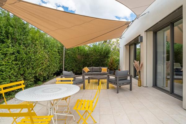 Maison contemporaine avec jardin paysagé aux Essarts