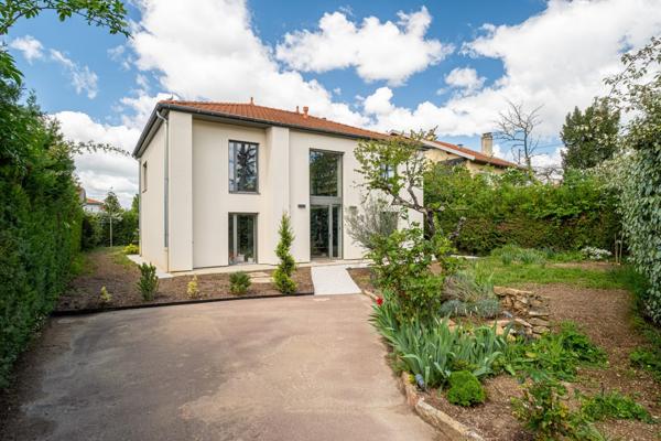 Maison contemporaine avec jardin paysagé aux Essarts