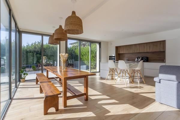 Maison contemporaine avec jardin paysagé aux Essarts