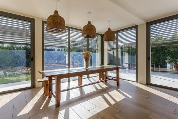 Maison contemporaine avec jardin paysagé aux Essarts