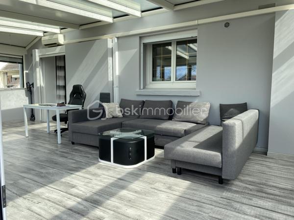 Dans un quartier agréable et calme de Saintry-sur-Seine, cette maison individuelle est peut-être faite pour vous !
Vous êtes en profession libérale ou vous y songer, le sous-sol de ce bien est complétement aménagé, et il y a plusieurs stationnement dans la propriété !
Voici la description en détail :

La maison est composé d'une entrée, d'un double salon avec cheminée insert, une grande cuisine avec son espace repas, un cabinet de toilette et une grande véranda lumineuse qui donne accès au jardin arrière. 
A l'étage, un pallier avec rangements dessert 2 chambres, une salle d'eau, un w.c et un dressing/buanderie.

Concernant le sous-sol aménagé, 2 accès possibles, soit par la maison soit par l'extérieur.
Vous arriverez sur une grande pièce avec porte et fenêtre, ensuite une pièce avec de nombreuses prises selon votre activité, une cuisine, un w.c, et une suite parentale avec salle de bains avec baignoire et douche.

Pour compléter ce bien, le terrain de plus de 1200 m² est clos et exposé sud/ouest.
Sur l'avant, il dispose d'une terrasse avec barbecue et store.
Sur l'arrière, vous trouverez un grand garage double indépendant avec grenier, une terrasse en partie couverte pour accéder à la piscine hors-sol et sa douche.
Le jardin est arboré, sans vis-à-vis et de plus un grand chalet est installé au fond du terrain.

Contactez-moi pour un rendez-vous !