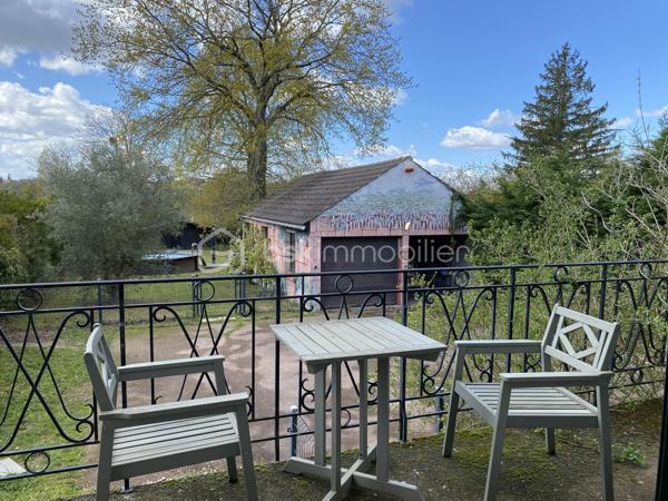 Dans un quartier agréable et calme de Saintry-sur-Seine, cette maison individuelle est peut-être faite pour vous !
Vous êtes en profession libérale ou vous y songer, le sous-sol de ce bien est complétement aménagé, et il y a plusieurs stationnement dans la propriété !
Voici la description en détail :

La maison est composé d'une entrée, d'un double salon avec cheminée insert, une grande cuisine avec son espace repas, un cabinet de toilette et une grande véranda lumineuse qui donne accès au jardin arrière. 
A l'étage, un pallier avec rangements dessert 2 chambres, une salle d'eau, un w.c et un dressing/buanderie.

Concernant le sous-sol aménagé, 2 accès possibles, soit par la maison soit par l'extérieur.
Vous arriverez sur une grande pièce avec porte et fenêtre, ensuite une pièce avec de nombreuses prises selon votre activité, une cuisine, un w.c, et une suite parentale avec salle de bains avec baignoire et douche.

Pour compléter ce bien, le terrain de plus de 1200 m² est clos et exposé sud/ouest.
Sur l'avant, il dispose d'une terrasse avec barbecue et store.
Sur l'arrière, vous trouverez un grand garage double indépendant avec grenier, une terrasse en partie couverte pour accéder à la piscine hors-sol et sa douche.
Le jardin est arboré, sans vis-à-vis et de plus un grand chalet est installé au fond du terrain.

Contactez-moi pour un rendez-vous !