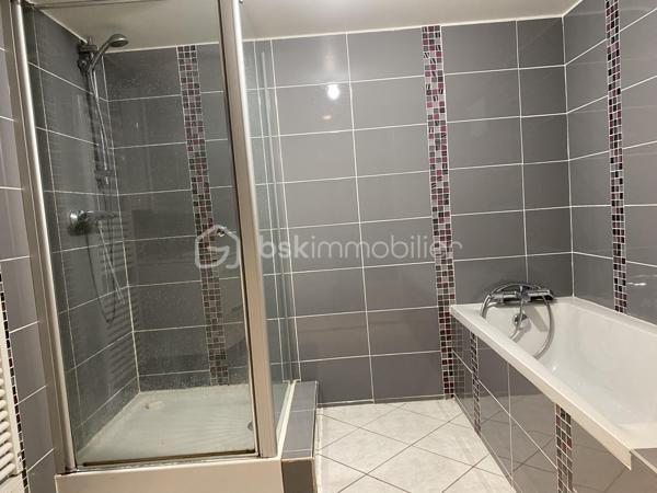 Dans un quartier agréable et calme de Saintry-sur-Seine, cette maison individuelle est peut-être faite pour vous !
Vous êtes en profession libérale ou vous y songer, le sous-sol de ce bien est complétement aménagé, et il y a plusieurs stationnement dans la propriété !
Voici la description en détail :

La maison est composé d'une entrée, d'un double salon avec cheminée insert, une grande cuisine avec son espace repas, un cabinet de toilette et une grande véranda lumineuse qui donne accès au jardin arrière. 
A l'étage, un pallier avec rangements dessert 2 chambres, une salle d'eau, un w.c et un dressing/buanderie.

Concernant le sous-sol aménagé, 2 accès possibles, soit par la maison soit par l'extérieur.
Vous arriverez sur une grande pièce avec porte et fenêtre, ensuite une pièce avec de nombreuses prises selon votre activité, une cuisine, un w.c, et une suite parentale avec salle de bains avec baignoire et douche.

Pour compléter ce bien, le terrain de plus de 1200 m² est clos et exposé sud/ouest.
Sur l'avant, il dispose d'une terrasse avec barbecue et store.
Sur l'arrière, vous trouverez un grand garage double indépendant avec grenier, une terrasse en partie couverte pour accéder à la piscine hors-sol et sa douche.
Le jardin est arboré, sans vis-à-vis et de plus un grand chalet est installé au fond du terrain.

Contactez-moi pour un rendez-vous !