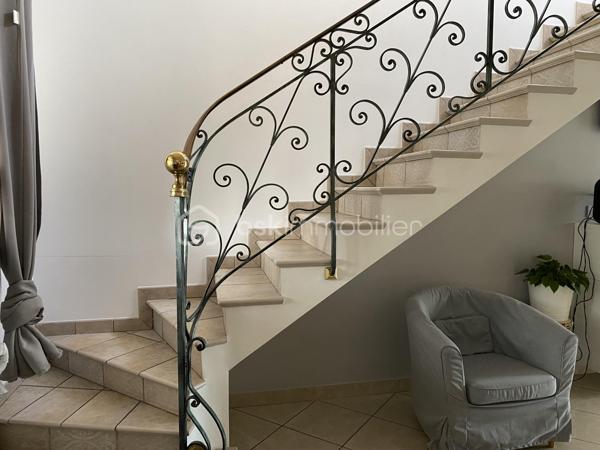 Dans un quartier agréable et calme de Saintry-sur-Seine, cette maison individuelle est peut-être faite pour vous !
Vous êtes en profession libérale ou vous y songer, le sous-sol de ce bien est complétement aménagé, et il y a plusieurs stationnement dans la propriété !
Voici la description en détail :

La maison est composé d'une entrée, d'un double salon avec cheminée insert, une grande cuisine avec son espace repas, un cabinet de toilette et une grande véranda lumineuse qui donne accès au jardin arrière. 
A l'étage, un pallier avec rangements dessert 2 chambres, une salle d'eau, un w.c et un dressing/buanderie.

Concernant le sous-sol aménagé, 2 accès possibles, soit par la maison soit par l'extérieur.
Vous arriverez sur une grande pièce avec porte et fenêtre, ensuite une pièce avec de nombreuses prises selon votre activité, une cuisine, un w.c, et une suite parentale avec salle de bains avec baignoire et douche.

Pour compléter ce bien, le terrain de plus de 1200 m² est clos et exposé sud/ouest.
Sur l'avant, il dispose d'une terrasse avec barbecue et store.
Sur l'arrière, vous trouverez un grand garage double indépendant avec grenier, une terrasse en partie couverte pour accéder à la piscine hors-sol et sa douche.
Le jardin est arboré, sans vis-à-vis et de plus un grand chalet est installé au fond du terrain.

Contactez-moi pour un rendez-vous !