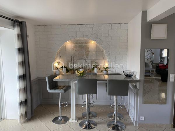Dans un quartier agréable et calme de Saintry-sur-Seine, cette maison individuelle est peut-être faite pour vous !
Vous êtes en profession libérale ou vous y songer, le sous-sol de ce bien est complétement aménagé, et il y a plusieurs stationnement dans la propriété !
Voici la description en détail :

La maison est composé d'une entrée, d'un double salon avec cheminée insert, une grande cuisine avec son espace repas, un cabinet de toilette et une grande véranda lumineuse qui donne accès au jardin arrière. 
A l'étage, un pallier avec rangements dessert 2 chambres, une salle d'eau, un w.c et un dressing/buanderie.

Concernant le sous-sol aménagé, 2 accès possibles, soit par la maison soit par l'extérieur.
Vous arriverez sur une grande pièce avec porte et fenêtre, ensuite une pièce avec de nombreuses prises selon votre activité, une cuisine, un w.c, et une suite parentale avec salle de bains avec baignoire et douche.

Pour compléter ce bien, le terrain de plus de 1200 m² est clos et exposé sud/ouest.
Sur l'avant, il dispose d'une terrasse avec barbecue et store.
Sur l'arrière, vous trouverez un grand garage double indépendant avec grenier, une terrasse en partie couverte pour accéder à la piscine hors-sol et sa douche.
Le jardin est arboré, sans vis-à-vis et de plus un grand chalet est installé au fond du terrain.

Contactez-moi pour un rendez-vous !