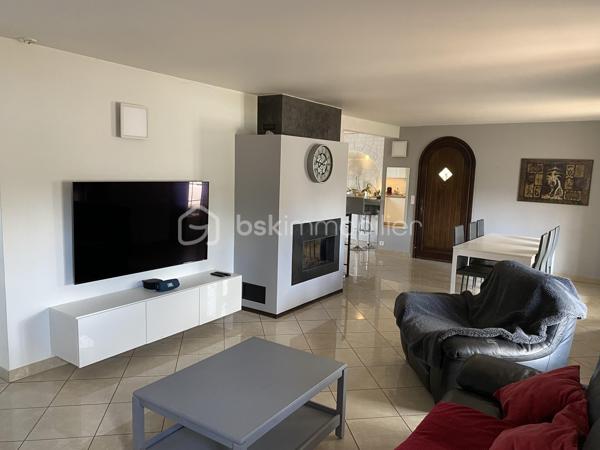 Dans un quartier agréable et calme de Saintry-sur-Seine, cette maison individuelle est peut-être faite pour vous !
Vous êtes en profession libérale ou vous y songer, le sous-sol de ce bien est complétement aménagé, et il y a plusieurs stationnement dans la propriété !
Voici la description en détail :

La maison est composé d'une entrée, d'un double salon avec cheminée insert, une grande cuisine avec son espace repas, un cabinet de toilette et une grande véranda lumineuse qui donne accès au jardin arrière. 
A l'étage, un pallier avec rangements dessert 2 chambres, une salle d'eau, un w.c et un dressing/buanderie.

Concernant le sous-sol aménagé, 2 accès possibles, soit par la maison soit par l'extérieur.
Vous arriverez sur une grande pièce avec porte et fenêtre, ensuite une pièce avec de nombreuses prises selon votre activité, une cuisine, un w.c, et une suite parentale avec salle de bains avec baignoire et douche.

Pour compléter ce bien, le terrain de plus de 1200 m² est clos et exposé sud/ouest.
Sur l'avant, il dispose d'une terrasse avec barbecue et store.
Sur l'arrière, vous trouverez un grand garage double indépendant avec grenier, une terrasse en partie couverte pour accéder à la piscine hors-sol et sa douche.
Le jardin est arboré, sans vis-à-vis et de plus un grand chalet est installé au fond du terrain.

Contactez-moi pour un rendez-vous !